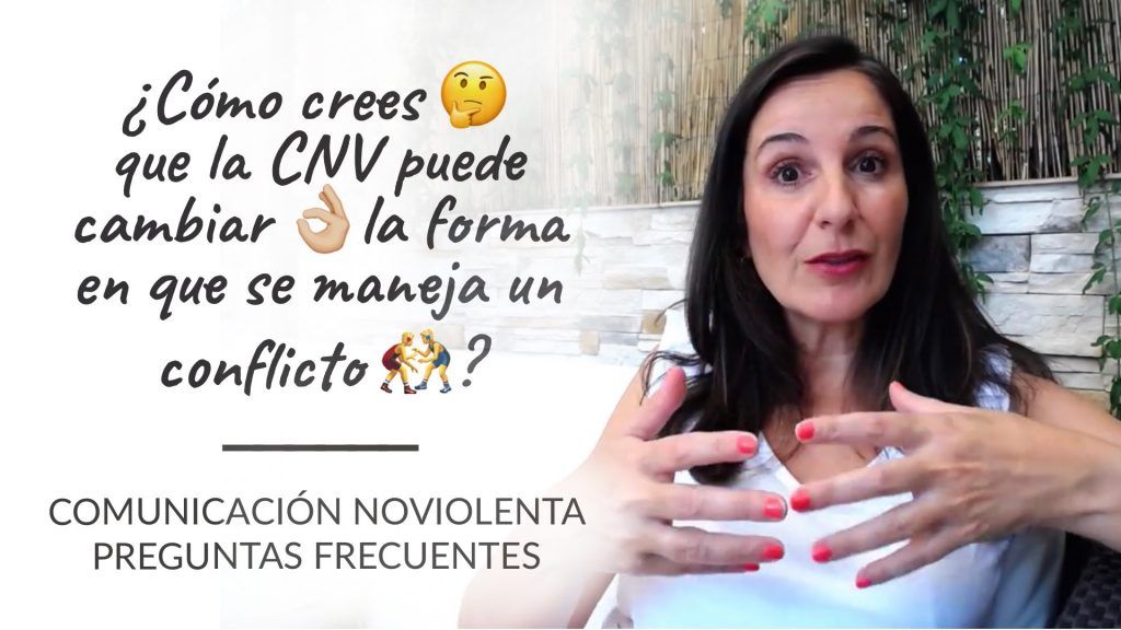 Pilar Fernández explicando como abordar un conflicto desde la Comunicación No Violenta